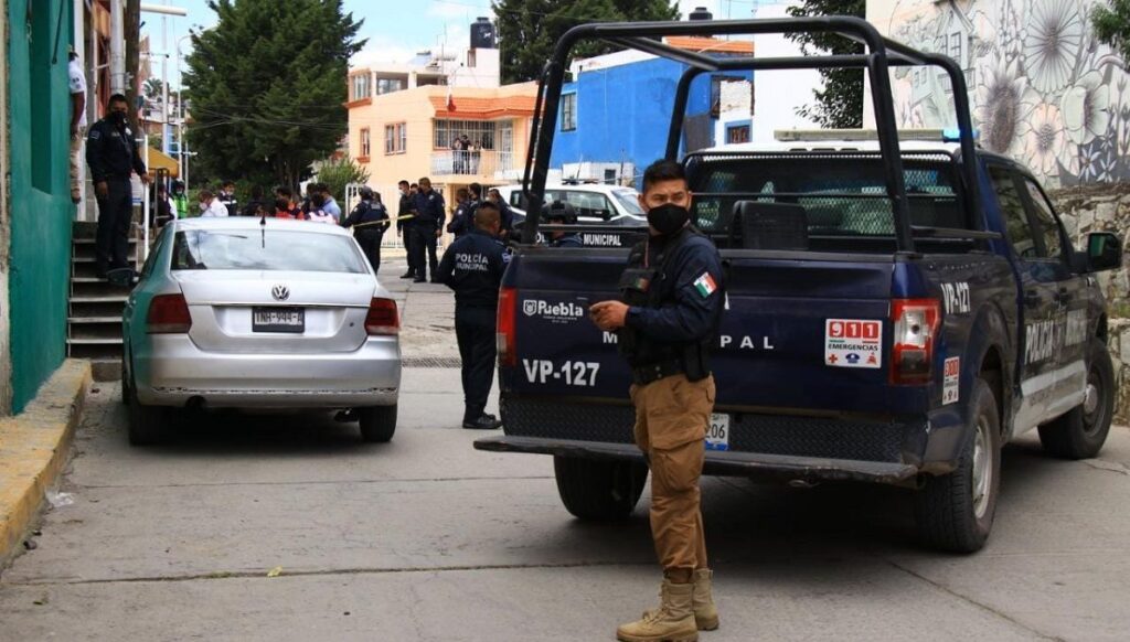 grupo armado entra a una casa
