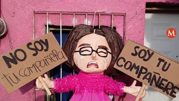 "¡Esperen mi demande!": Crean piñata de Andra Escamilla y los demanda 4 Esperen mi demande