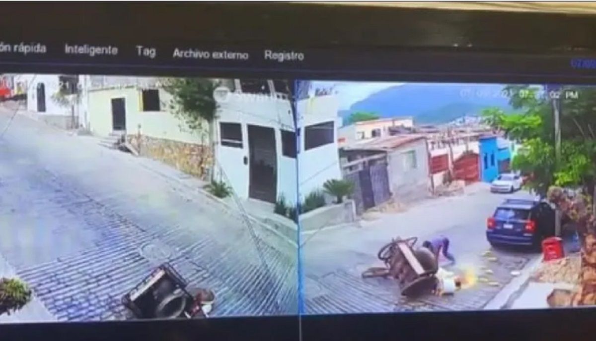 VIDEO: Elotero cae con su carrito y sufre quemaduras; usuarios lo apoyan 2 elotero