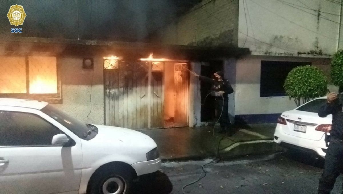 ¡Heróes! Policías rescatan a adultos mayores de un incendio en Álvaro Obregón (VIDEO) 2 incendio