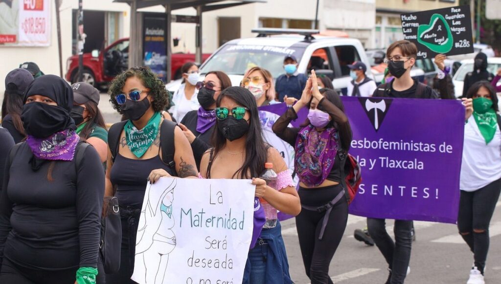 Colectivas feministas se manifiestan en la FGE 