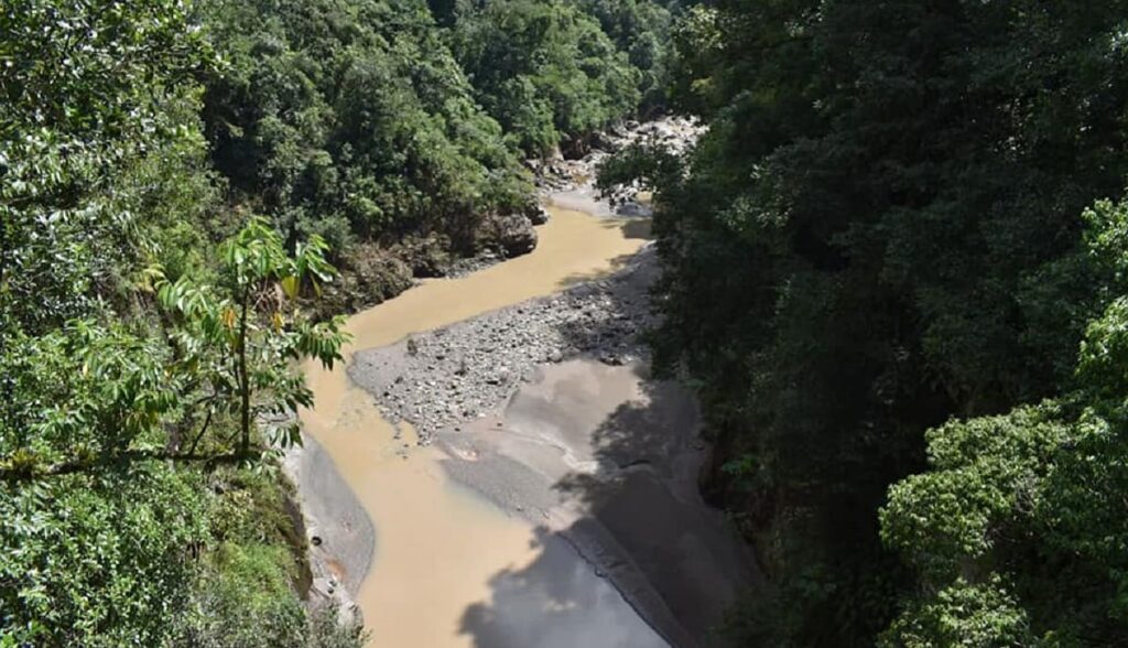 maquina retroexcavadora rio Apulco 1