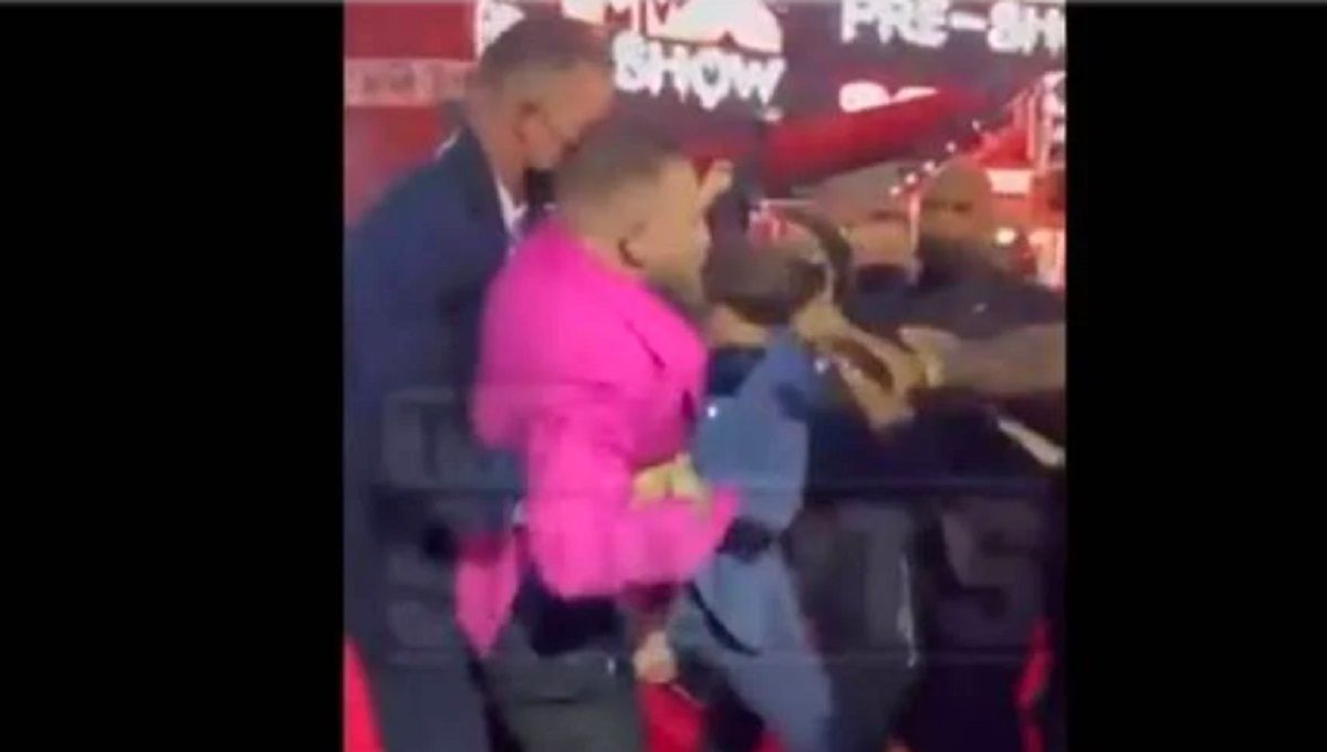 VIDEOS: Así fue la pelea entre McGregor y Machine Gun Kelly novio de Megan Fox 2 mc gregor