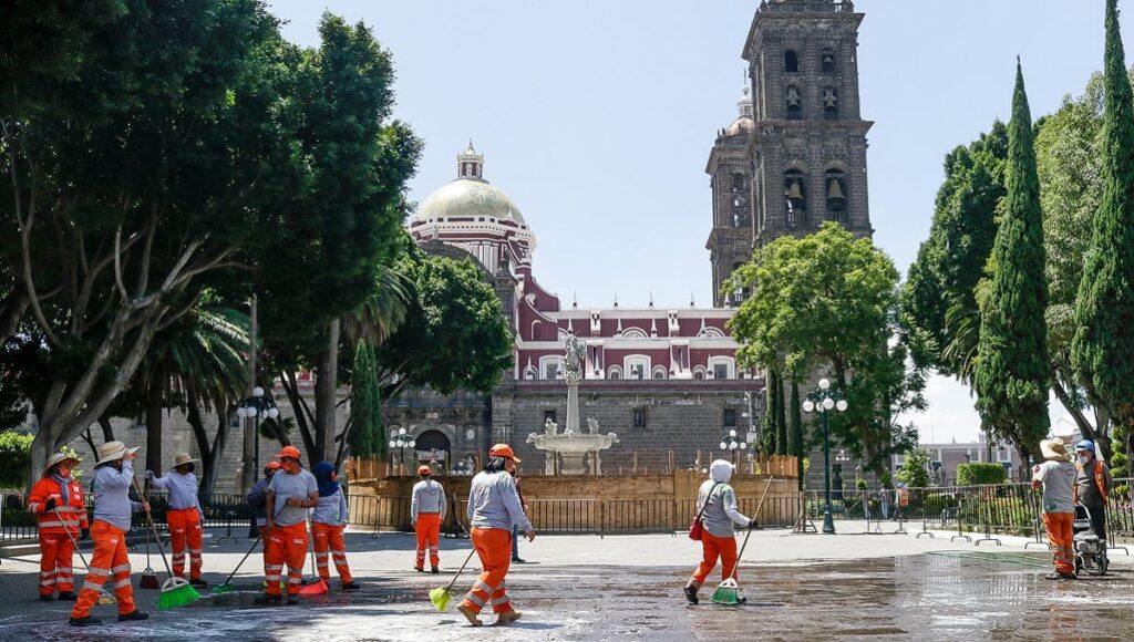 naranjitas limpian zocalo