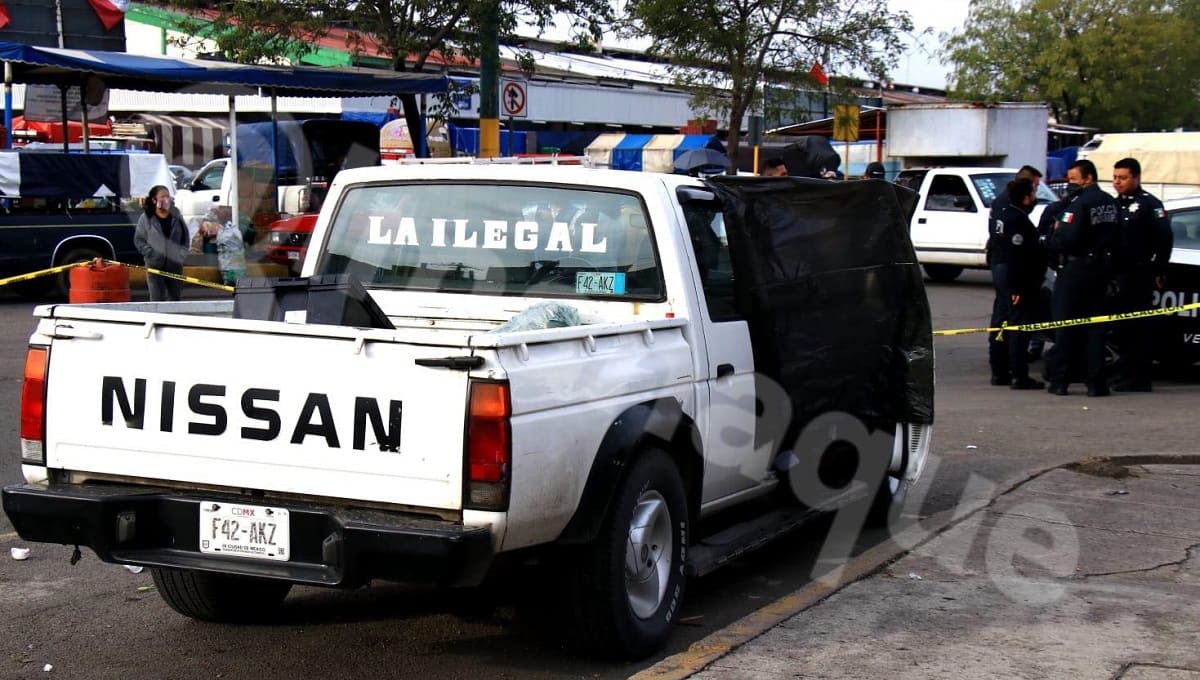De un paro respiratorio, muere hombre dentro de una camioneta frente a la Central de Abasto 3 nissan 1