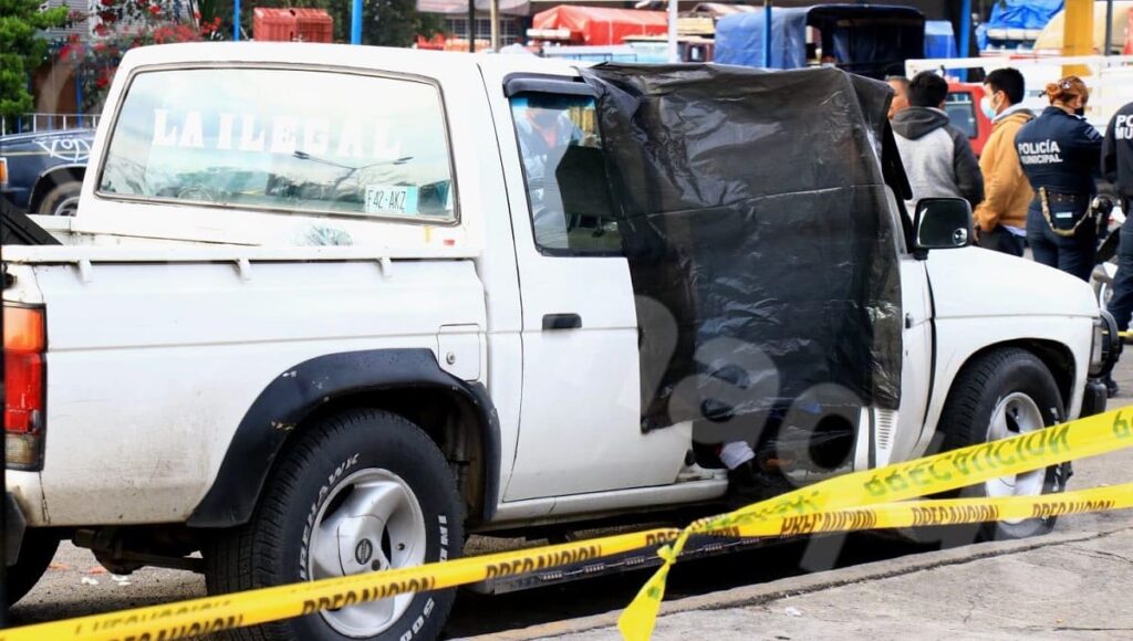 Muere hombre dentro de una camioneta