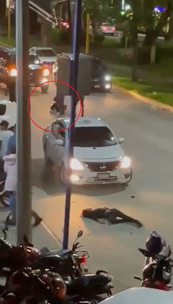 VIDEO: Mujer noquea a otra durante una pelea afuera de un bar en Michoacán 2 Mujer noquea