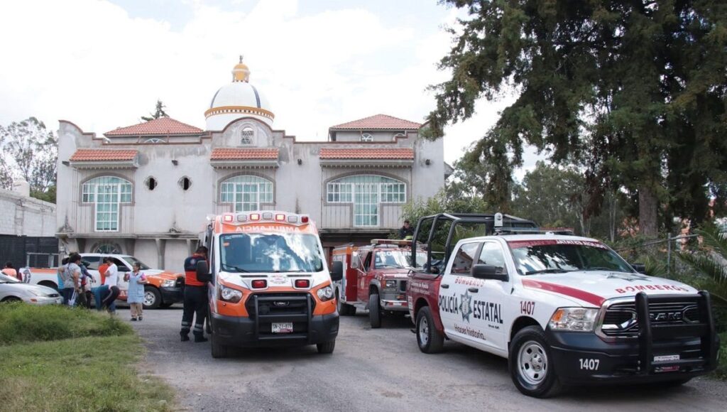 Arrojan a joven a barranca