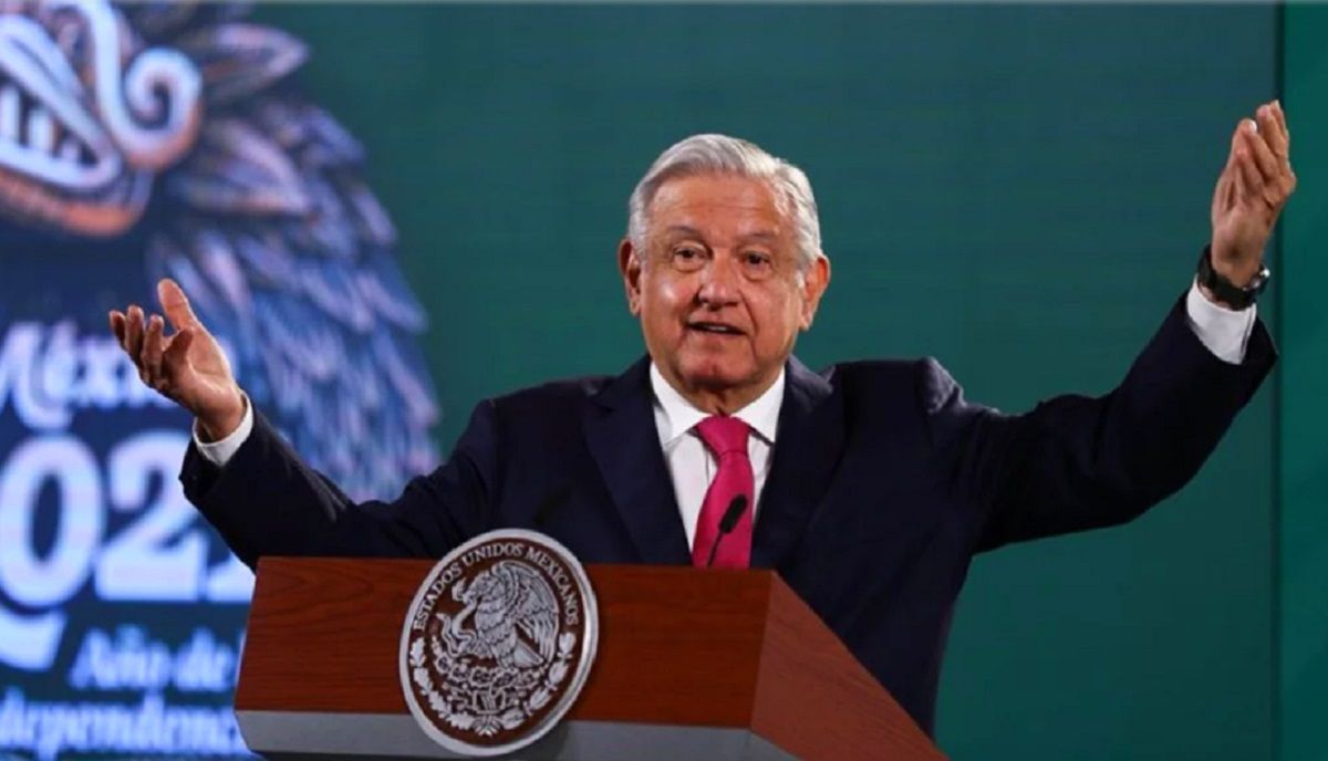 AMLO ordena levantar veto a extranjeros que quieran visitar México 2 policias 1