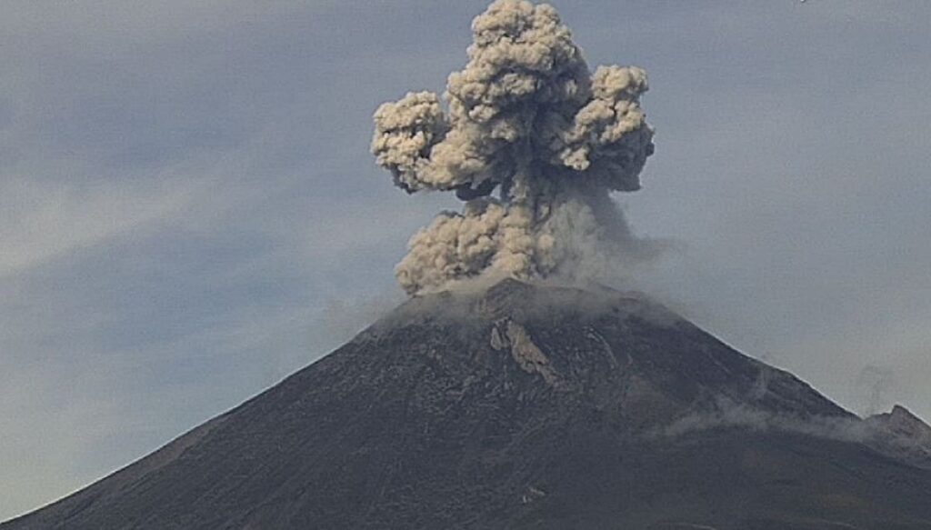 Popocatépetl registró dos explosiones