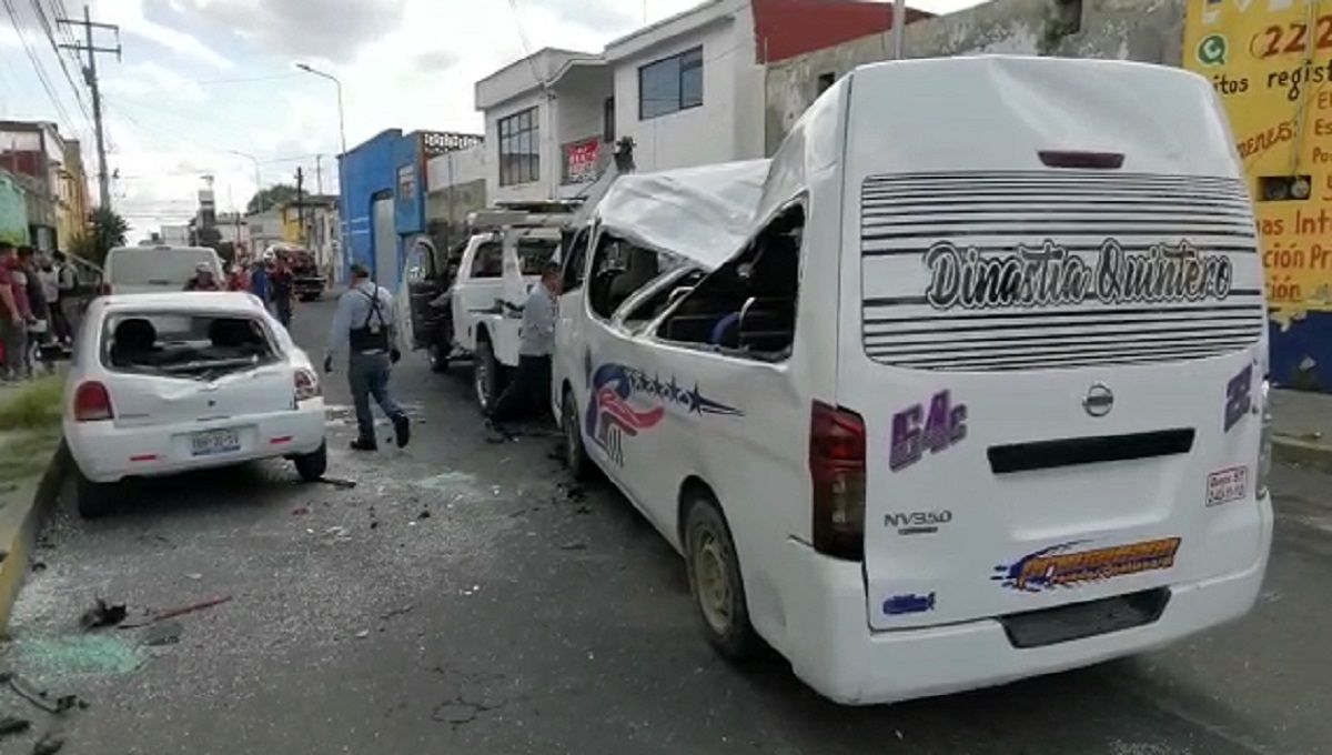 Choque de ruta Azteca deja 8 heridos y combi abollada 1 8 heridos en el Centro de Puebla