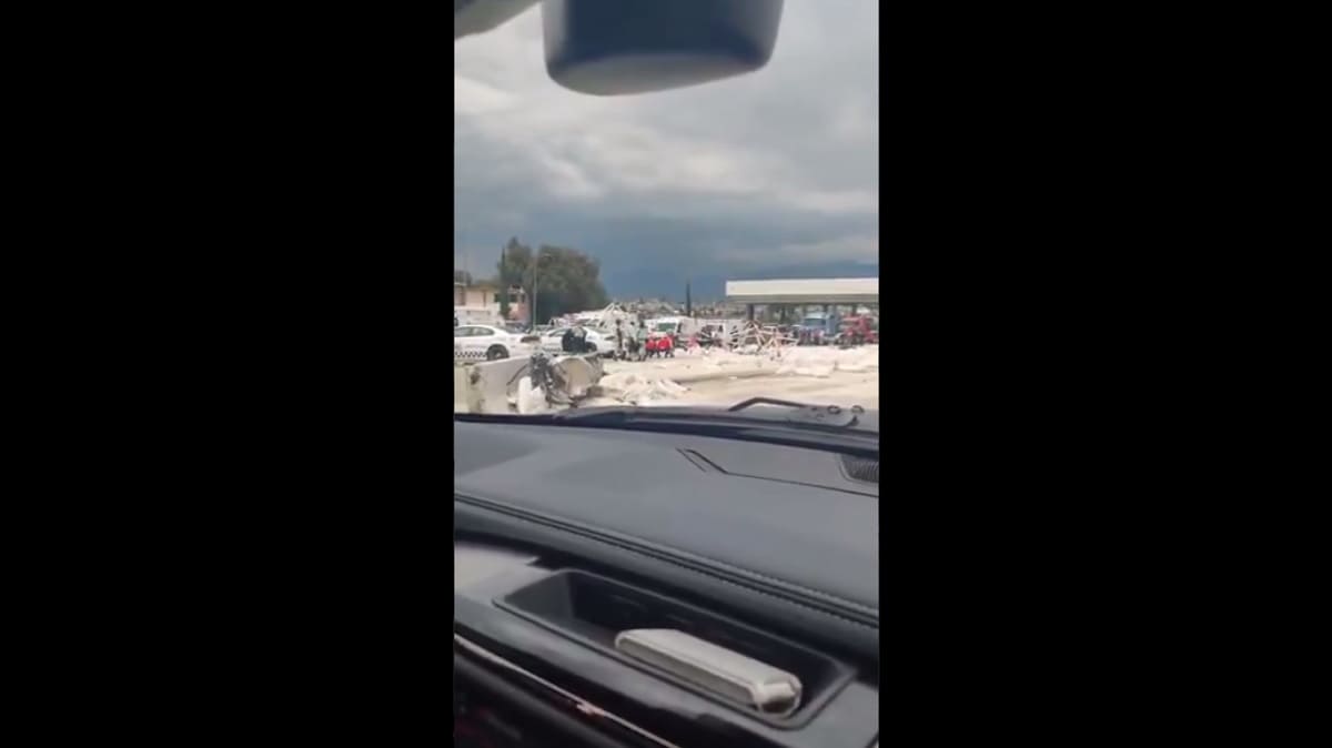 Tráiler se impactó contra caseta de cobro en la autopista México-Puebla 1 tráiler se impactó contra caseta de cobro en la autopista México-Puebla