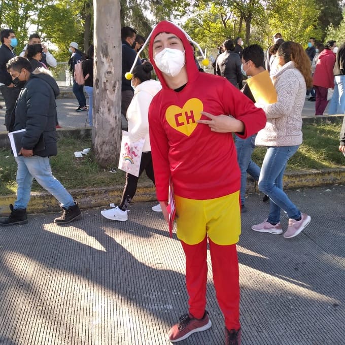 El Chapulín Colorado, Charmander y otros disfraces de la chaviza durante la vacunación en Puebla