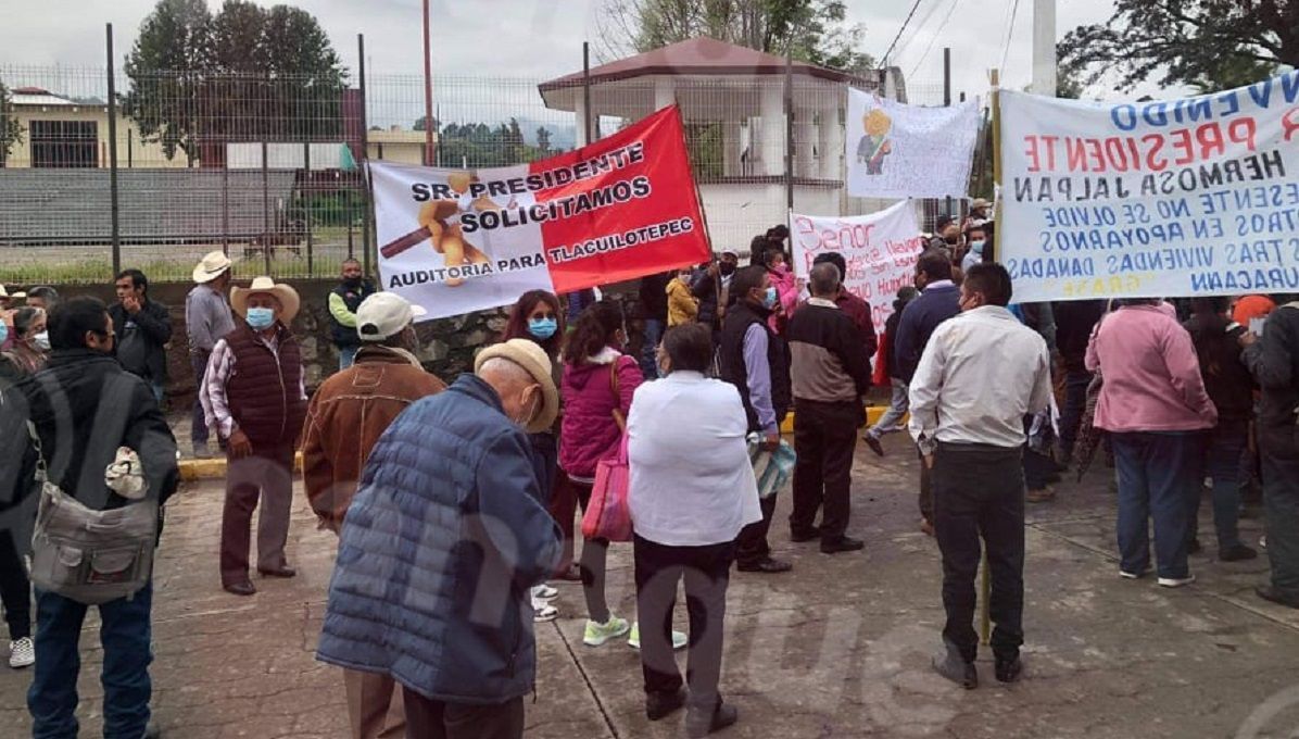 Afectados por huracán “Grace” se manifiestan contra AMLO en Huauchinango y le exigen apoyo para sus viviendas 4 Huauchinango manifestacion amlo