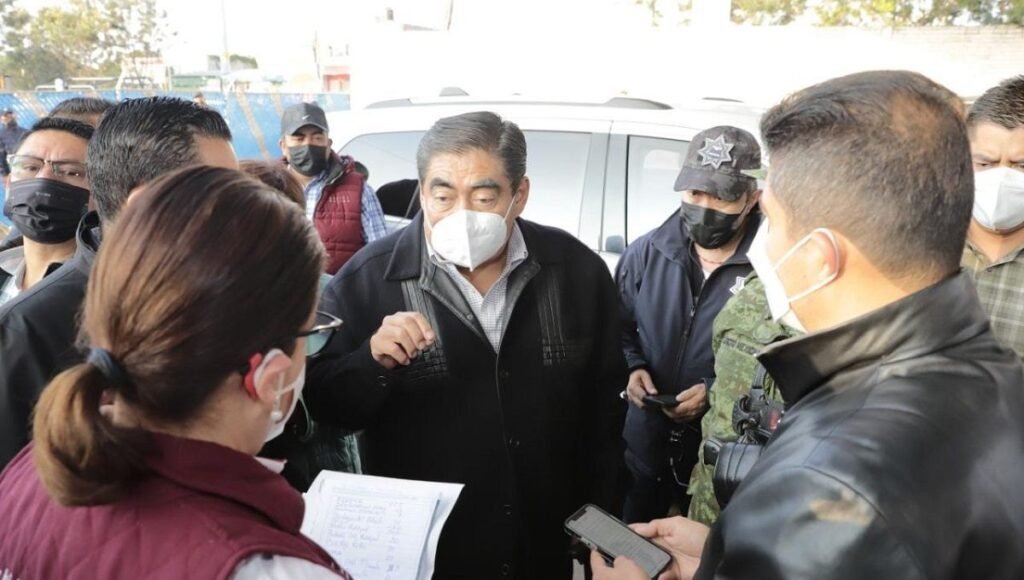 Acude Barbosa a Xochimehuacan tras explosión de toma clandestina