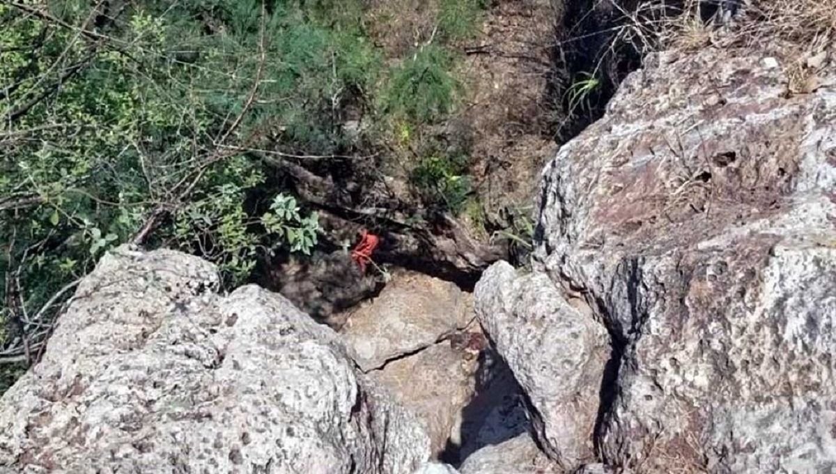 Autobús de pasajeros cae a un barranco en Ecuador y deja 11 personas muertas 2 autovus