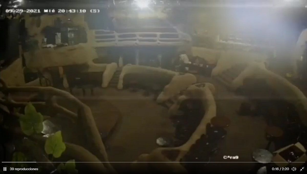 VIDEO: El momento en el que dos sujetos rocían gasolina e incendian el Baby'O 3 baby0