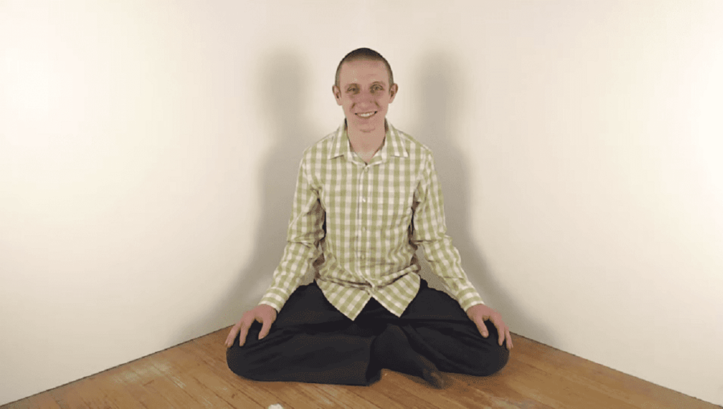 benjamin bennett sitting and smiling youtuber historia viral 2 920x518 1