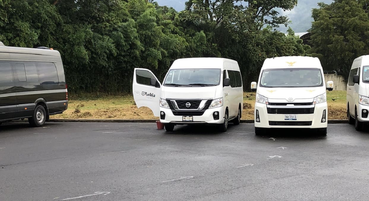 Sin explicación, unidad oficial del Ayuntamiento de Puebla llega a evento de AMLO en Huachinango 2 camioneta Ayuntamiento de Puebla