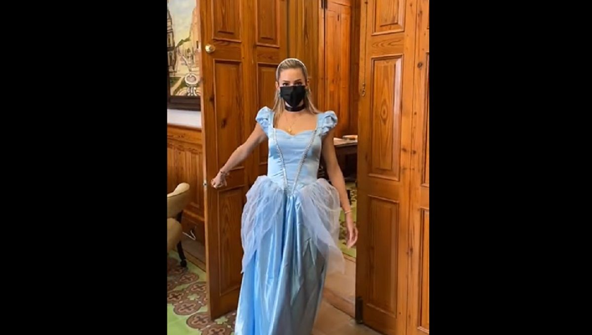 VIDEO: Mariana Rodríguez llega disfrazada de Cenicienta al Palacio de Gobierno de NL 3 cinderella