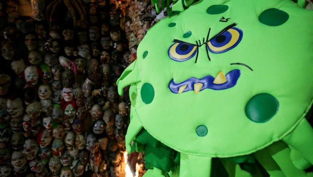 FOTO: Conoce el disfraz de "El juego del calamar" que venden en Puebla 13 disfraz de COVID 2 min