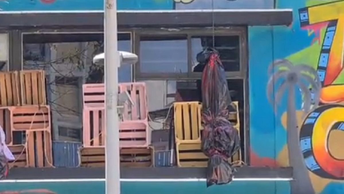 Cuelgan “embolsado” por Halloween en las licuachelas de la Juárez y llega la policía 4 Por Halloween, cuelgan "embolsado" en las licuachelas de la Juárez