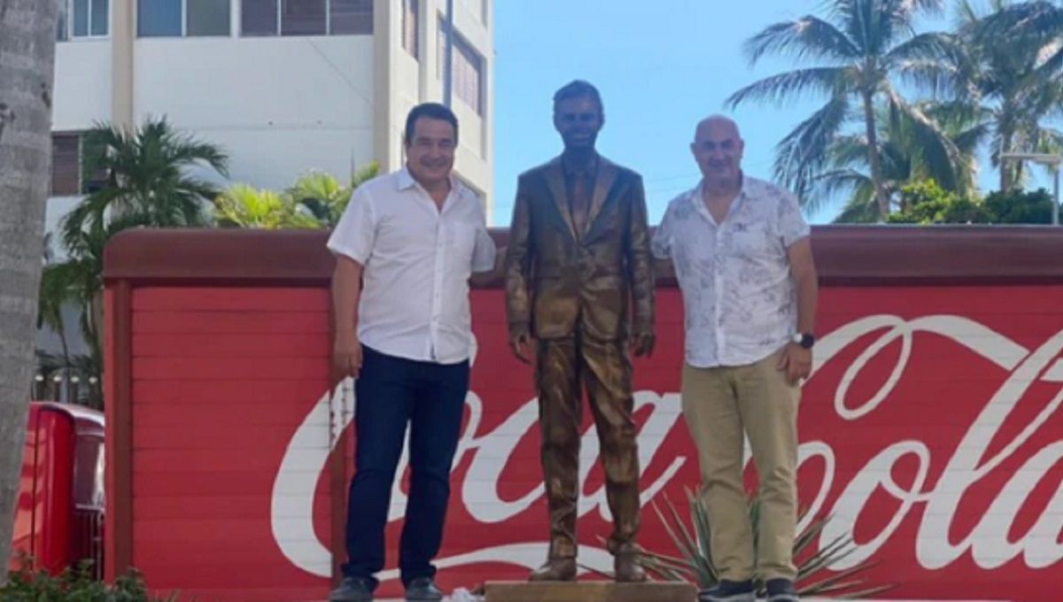 ¡Fue horrible! Colocan estatua de Eugenio Derbez en Acapulco y habitantes la "vandalizan" 5 eugenio estatua 1