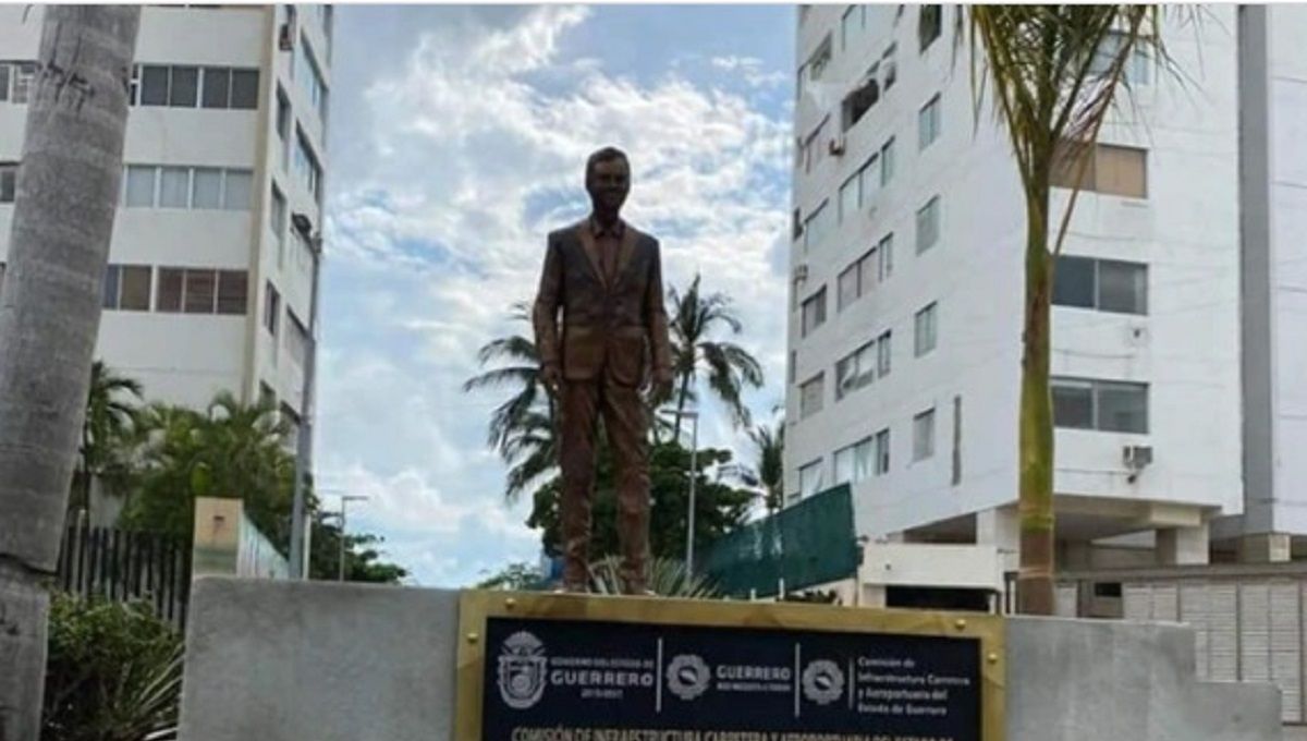 ¡No duró ni una semana! Retiran estatua de Eugenio Derbez en Acapulco tras ser vandalizada 3 eugenio estatua 2 1