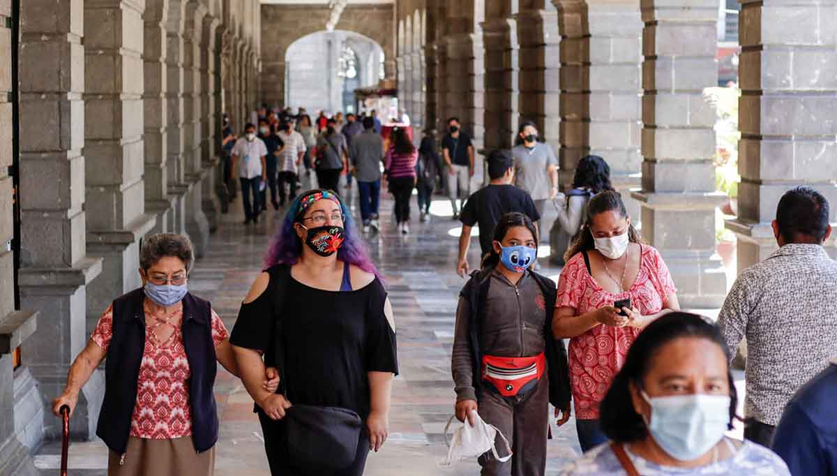 Durante las últimas 24 horas México supera los 3.8 millones de casos covid 3 gente con cubrebocas
