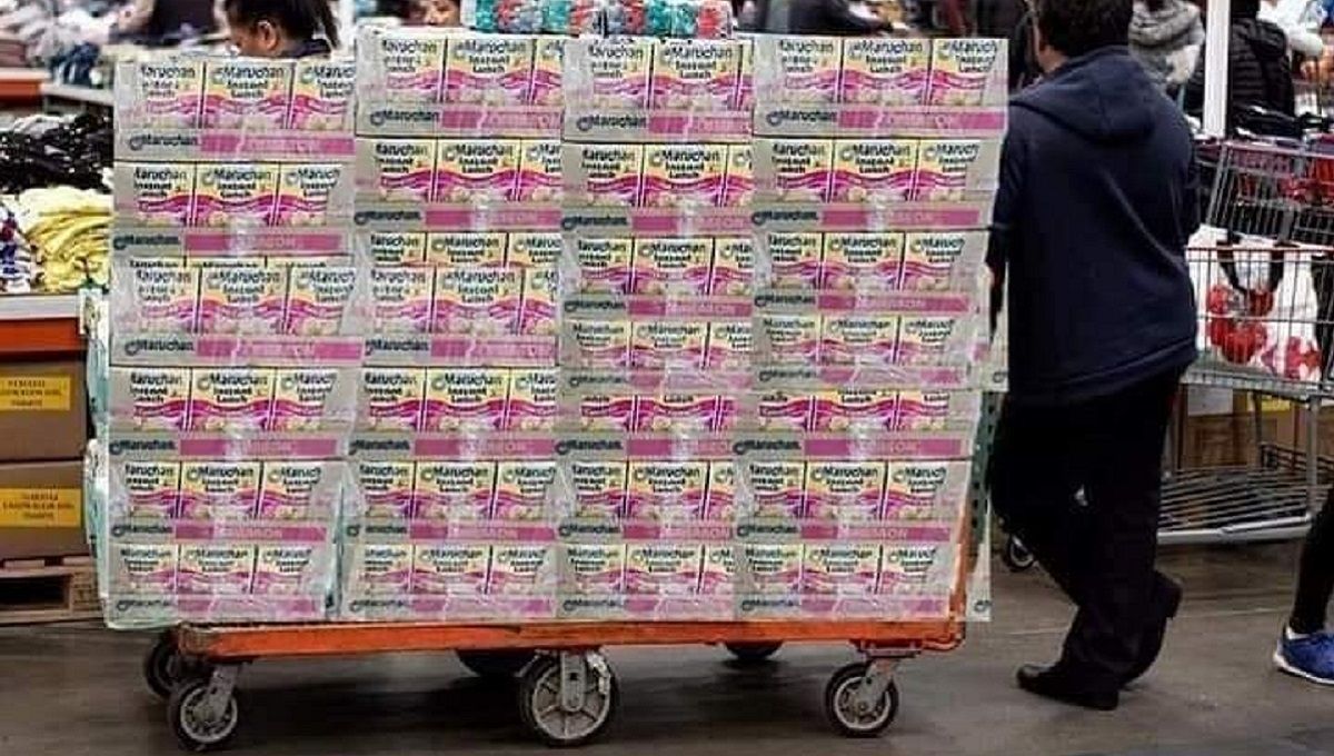 FOTOS: Hacen compras de pánico ante posible retiro de Maruchan 3 maruchan2