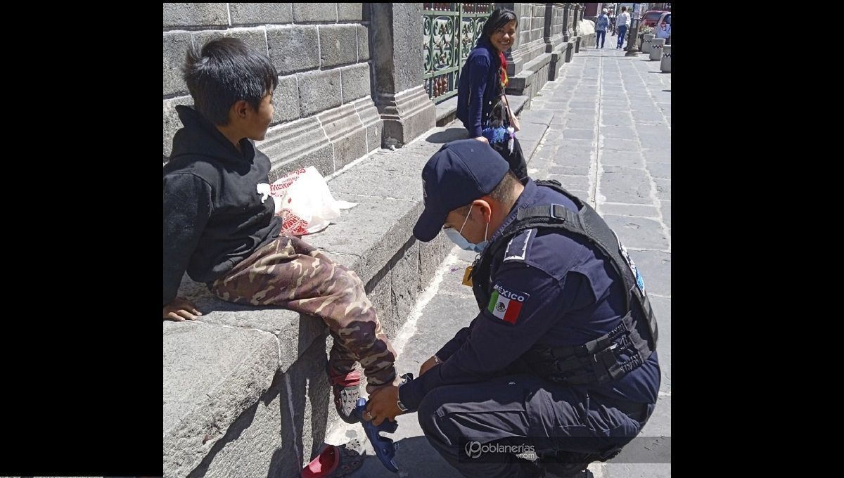 ¡Aún hay héroes! Oficial compra sandalias a niño sin hogar en Puebla 2 oficial Castillo