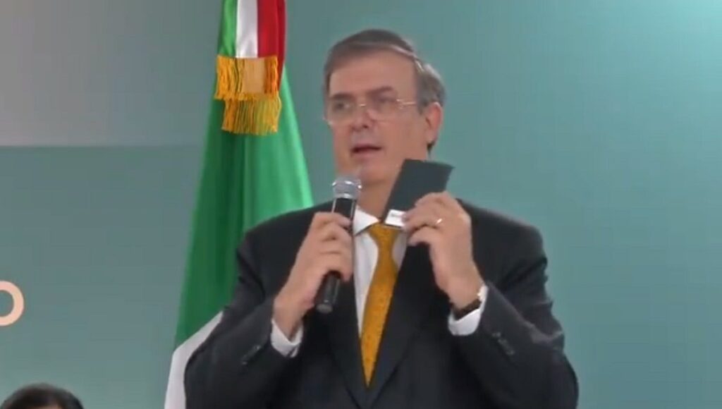 Marcelo Ebard presenta el nuevo pasaporte electrónico