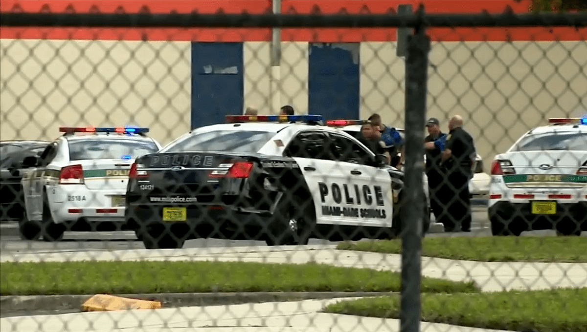 Detienen a maestra en Florida que tuvo sexo con un alumno de 14 años y está embarazada 3 pelea escuela police