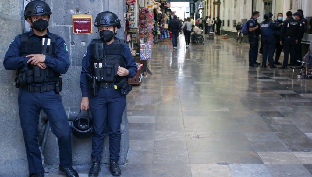 policias en ultima sesion de Cabildo 4 min
