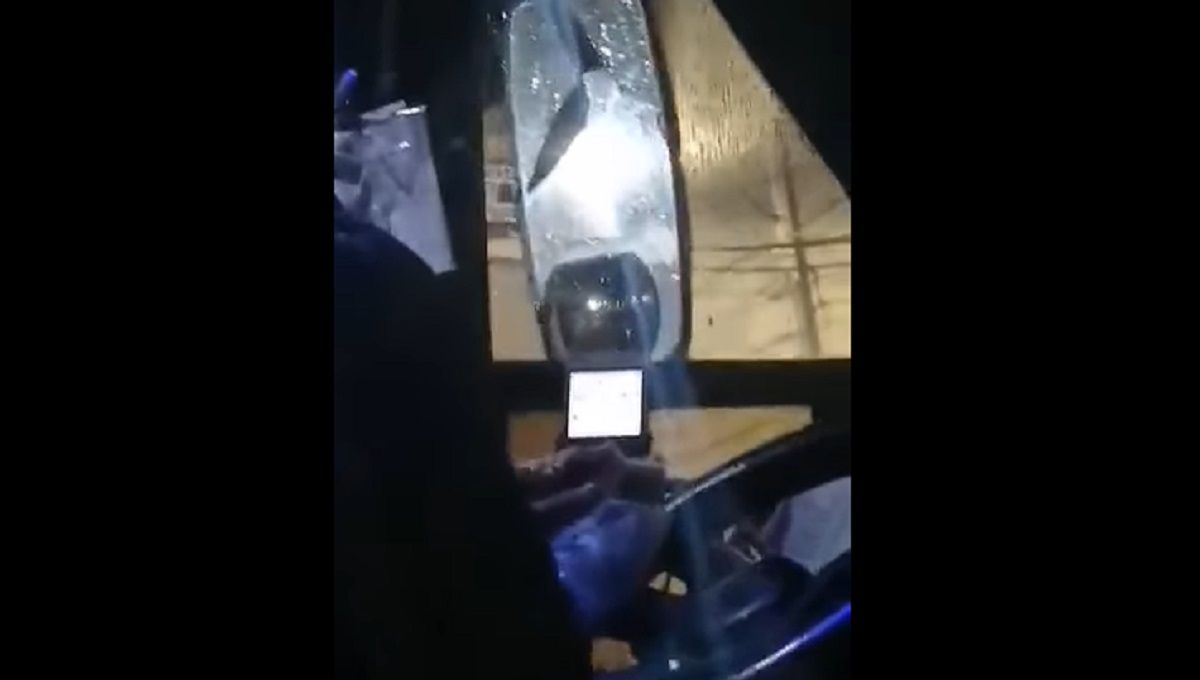 Captan a chofer de la ruta 52 desayunando y viendo videos mientras conducía la unidad 2 portada 1