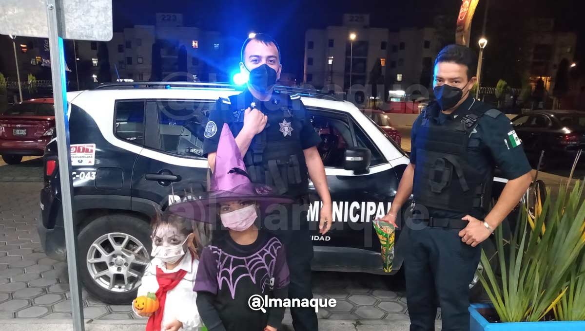 Son más los buenos: Policías municipales dan calaverita a niños de Bosques de San Sebastián 5 portada policias calaverita dulces 3