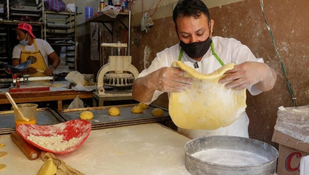 Inicia la venta de hojaldras en Puebla por el Día de Muertos 9 produccion de hojaldras min
