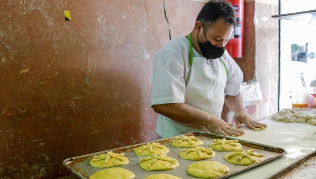 Inicia la venta de hojaldras en Puebla por el Día de Muertos 10 produccion de hojaldras.jpg 3 min