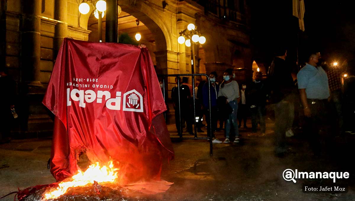 Sindicato se rebela contra Claudia Rivera: queman banderas, rompen vidrios y tratan de ingresar a Palacio 3 quema de lonas ayuntamiento de Puebla 2