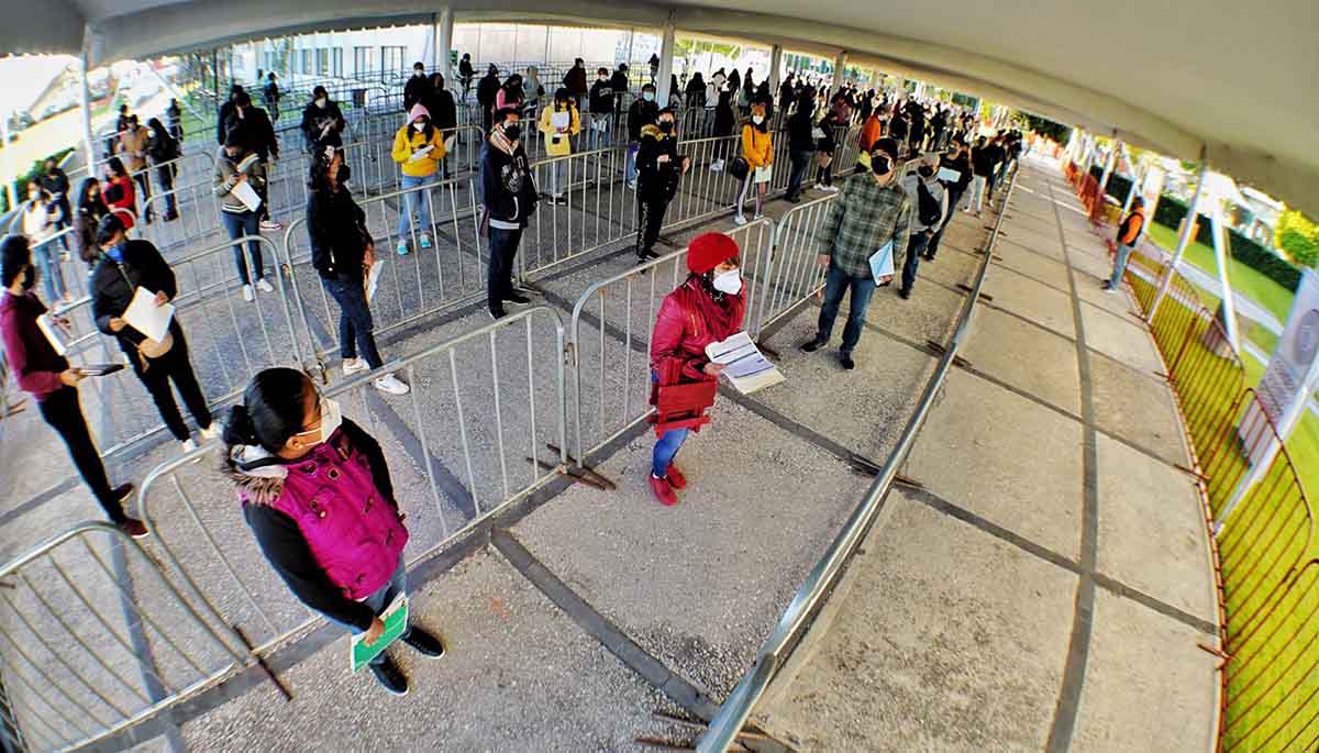 Por segundo día, se registra gran afluencia de la chaviza en Puebla capital para vacuna COVID 3 vacunacion Puebla portada