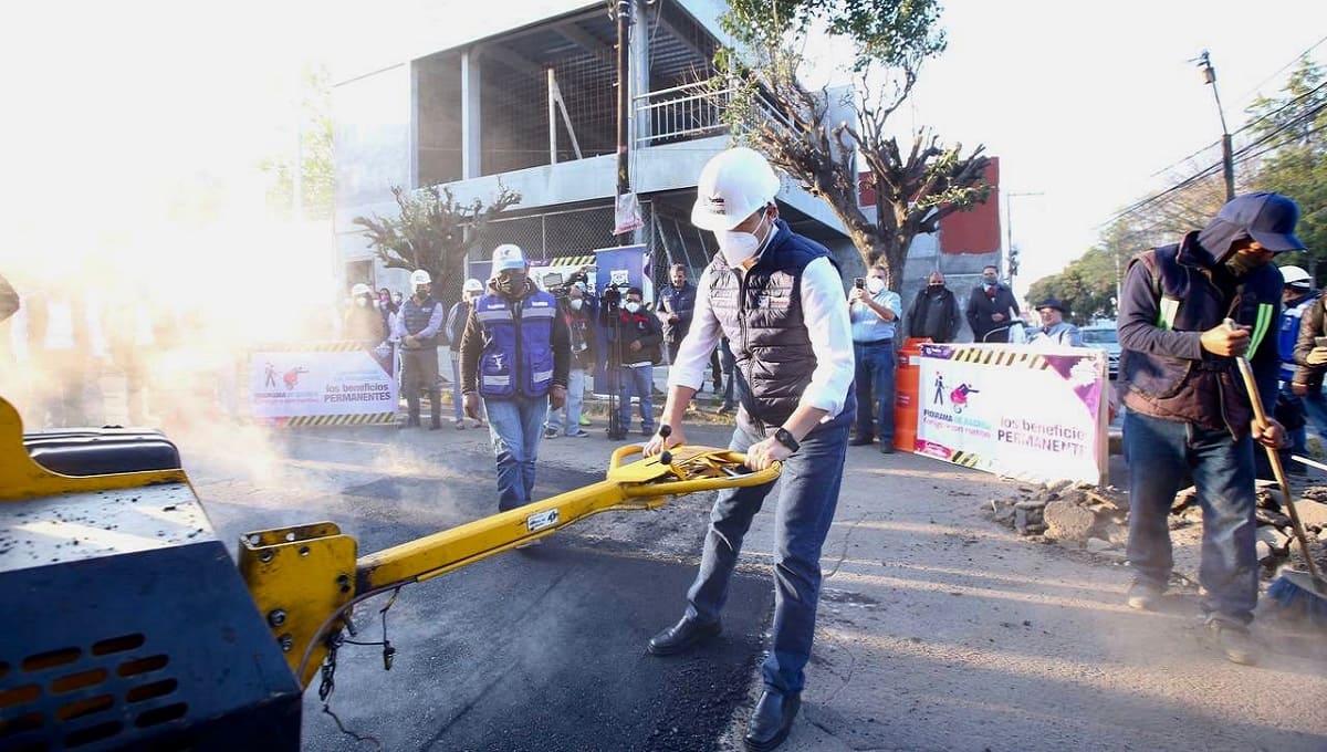 Eduardo Rivera supervisa bacheo 1