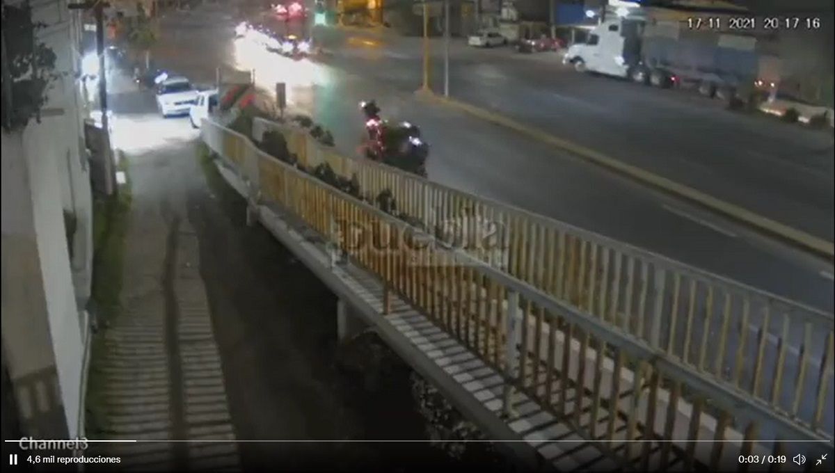 VIDEO FUERTE: Taxista atropella a motociclista que lo asaltó en Tlaxcalancingo 2 Imagen de iOS 11 1