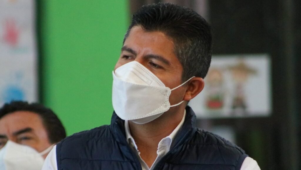 Lalo rivera escuelas