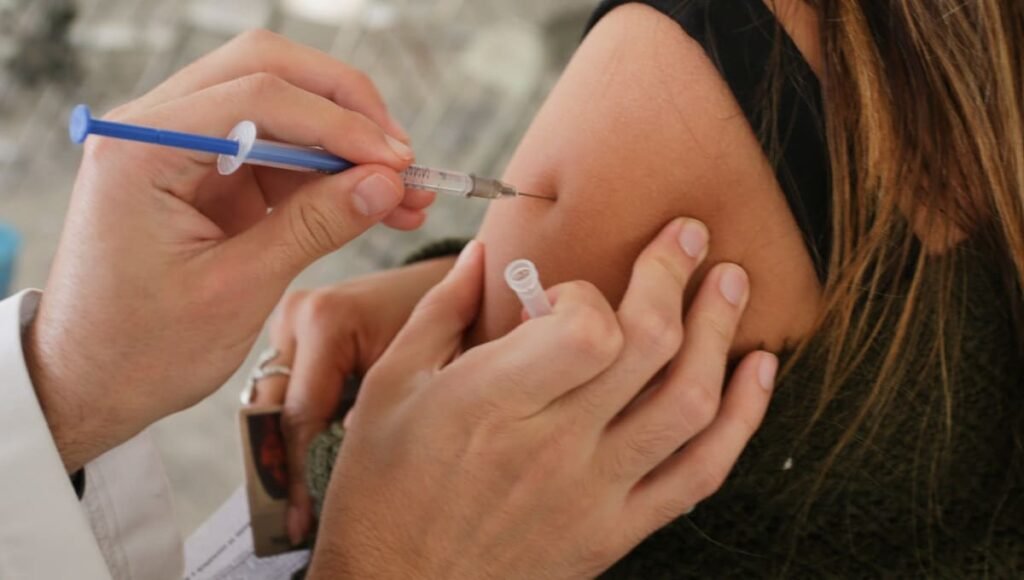 Si tienes más de 40 años ya te puedes registrar para el refuerzo de vacuna COVID 4 Refuerzo