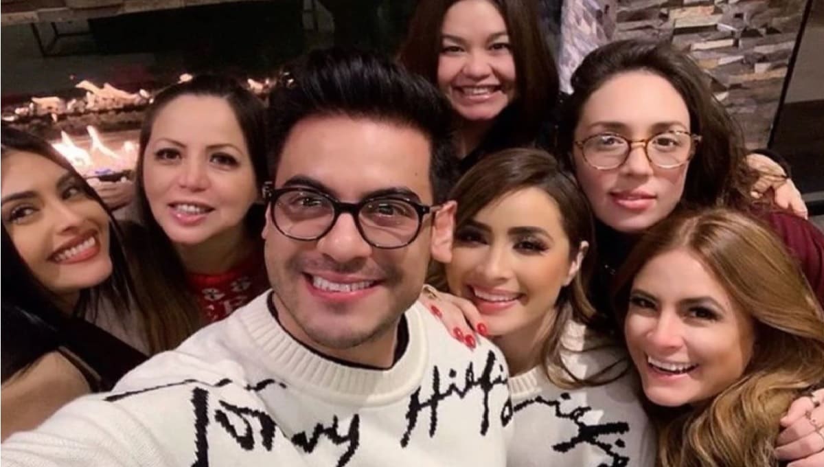 Con el mismo suéter, Cynthia Rodríguez y Carlos Rivera celebran fiesta navideña 3 Cynthia Rodriguez y Carlos Rivera 1