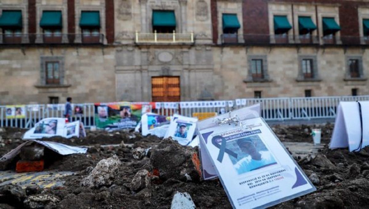 Familias de desaparecidos recrean fosas frente al Palacio Nacional 4 fosas