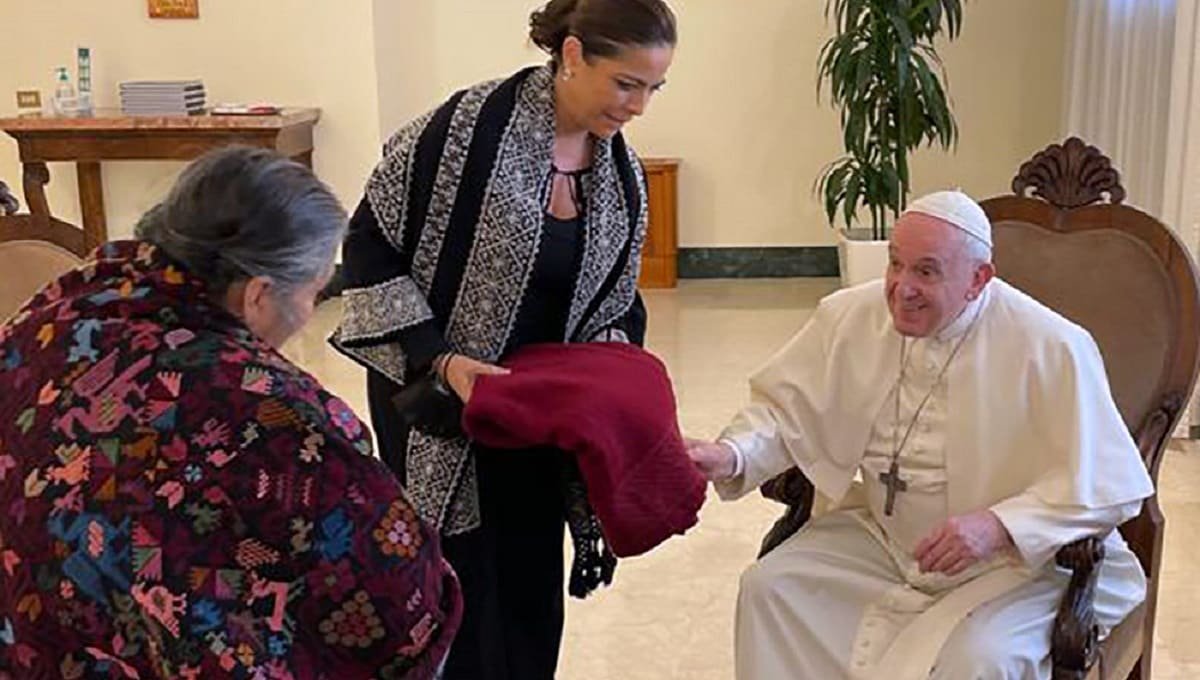 Papa fransico recibe artesanas poblanas 1