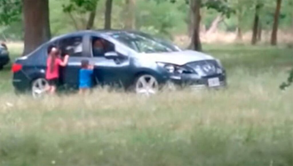 bajaron a sus hijos del auto para tener sexo1jpg