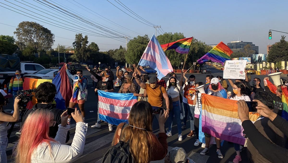 Protesta y "Besotón" contra la homofobia a las afueras de Six Flags 2 besoton 1