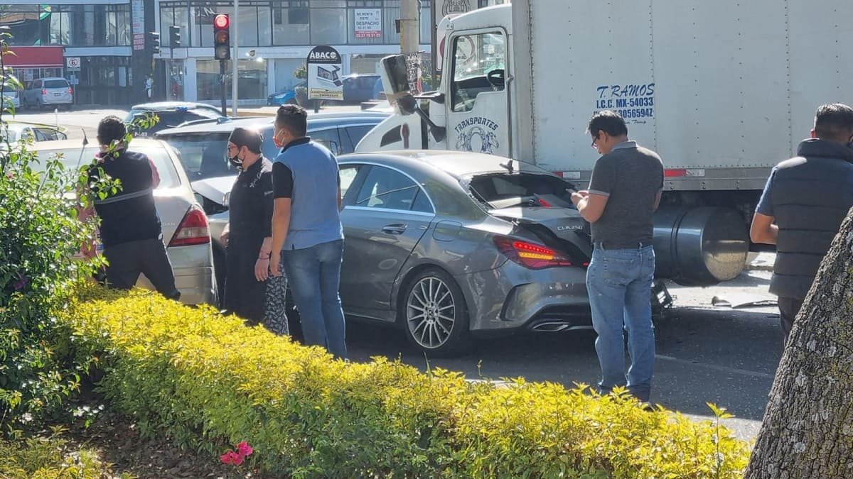 Torton se queda se queda sin frenos en la Juárez y provoca carambola; hay tres lesionados 2 choque avenida juarez